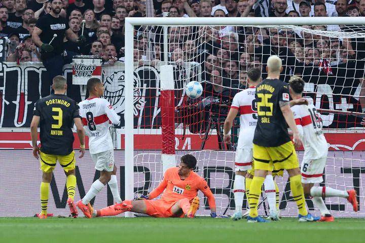 Borussia Dortmund melawan VfB Stuttgart di Bundesliga 2024/2025. (bundesliga.com)