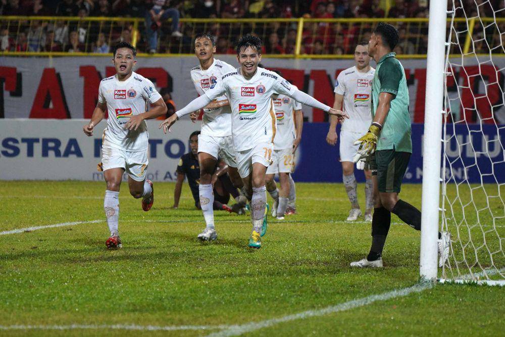 Para pemain Persija Jakarta merayakan gol ke gawang PSM Makassar dalam laga pekan ke-18 BRI Liga 1 2023/24 yang berlangsung di Stadion Gelora BJ Habibie Parepare pada 3 November 2023. (Dok. Ofisial Persija Jakarta)