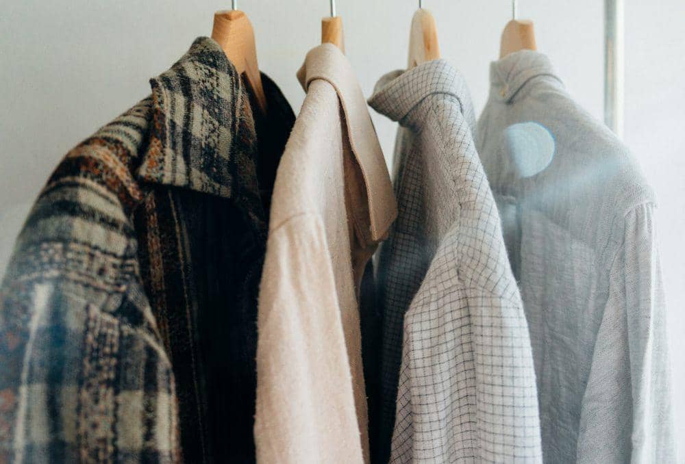 baju digantung (unsplash.com/Fernando Lavin)