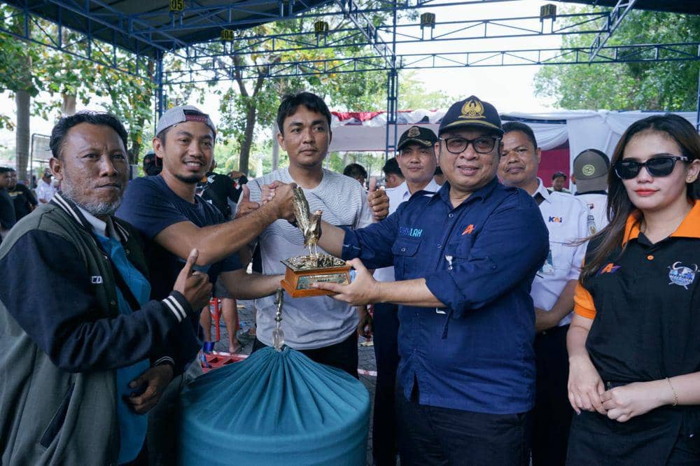 Kepala Daop 4 Semarang menyerahkan piala ke pemenang lomba kicau burung. (IDN Times/Dok Humas KAI Daop 4 Semarang)