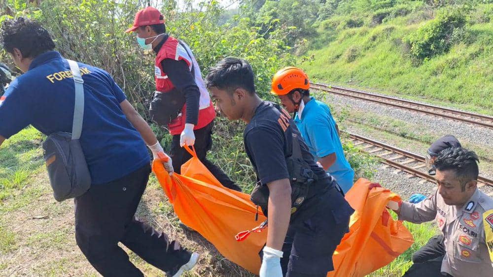 Seorang pria tertabrak kereta api cargo di Desa Gendingan, Kecamatan Widodaren, Kabupaten Ngawi. IDN Times/ Riyanto.