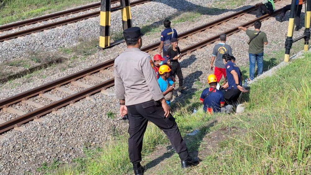 Seorang pria tertabrak kereta api cargo di Desa Gendingan, Kecamatan Widodaren, Kabupaten Ngawi. IDN Times/ Riyanto.