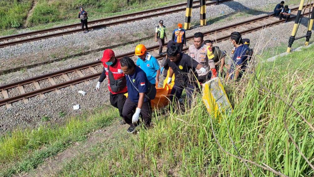 Seorang pria tertabrak kereta api cargo di Desa Gendingan, Kecamatan Widodaren, Kabupaten Ngawi. IDN Times/ Riyanto.