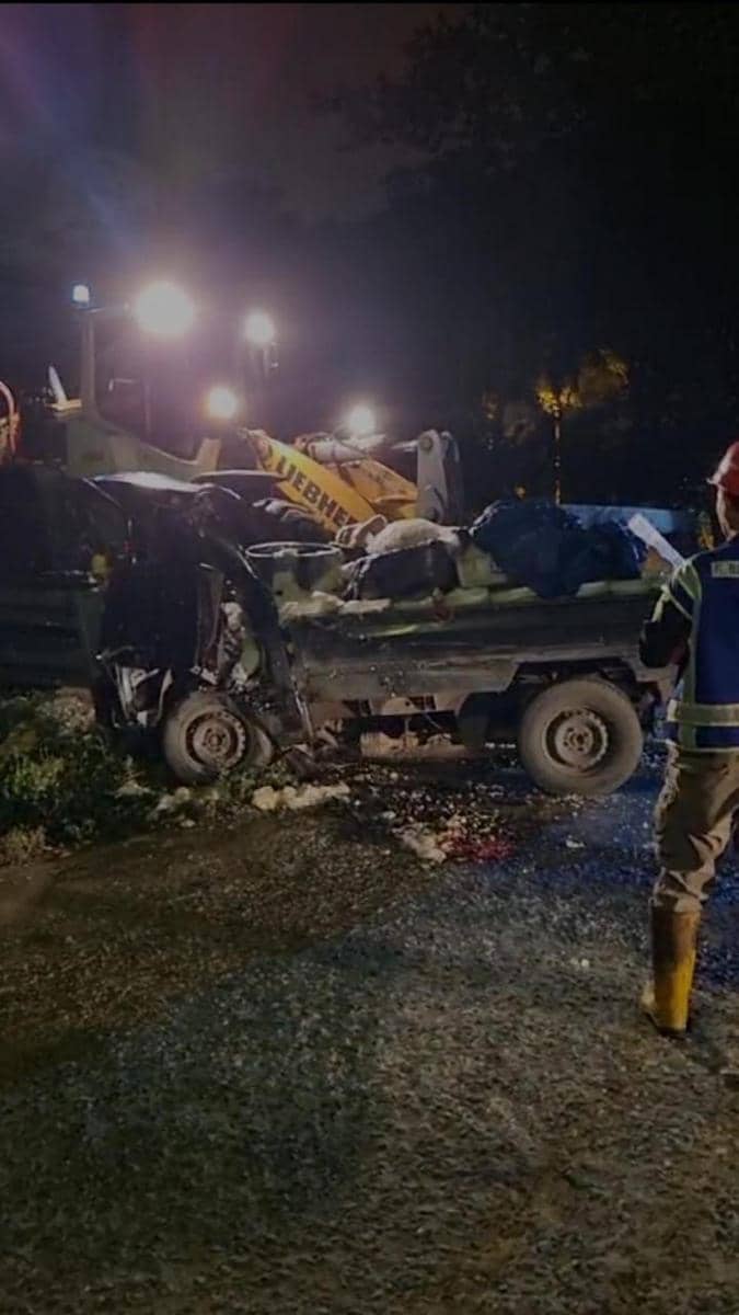 Diduga Ngantuk, Sopir Pikap Tabrak Pagar Pembatas dan Terluka