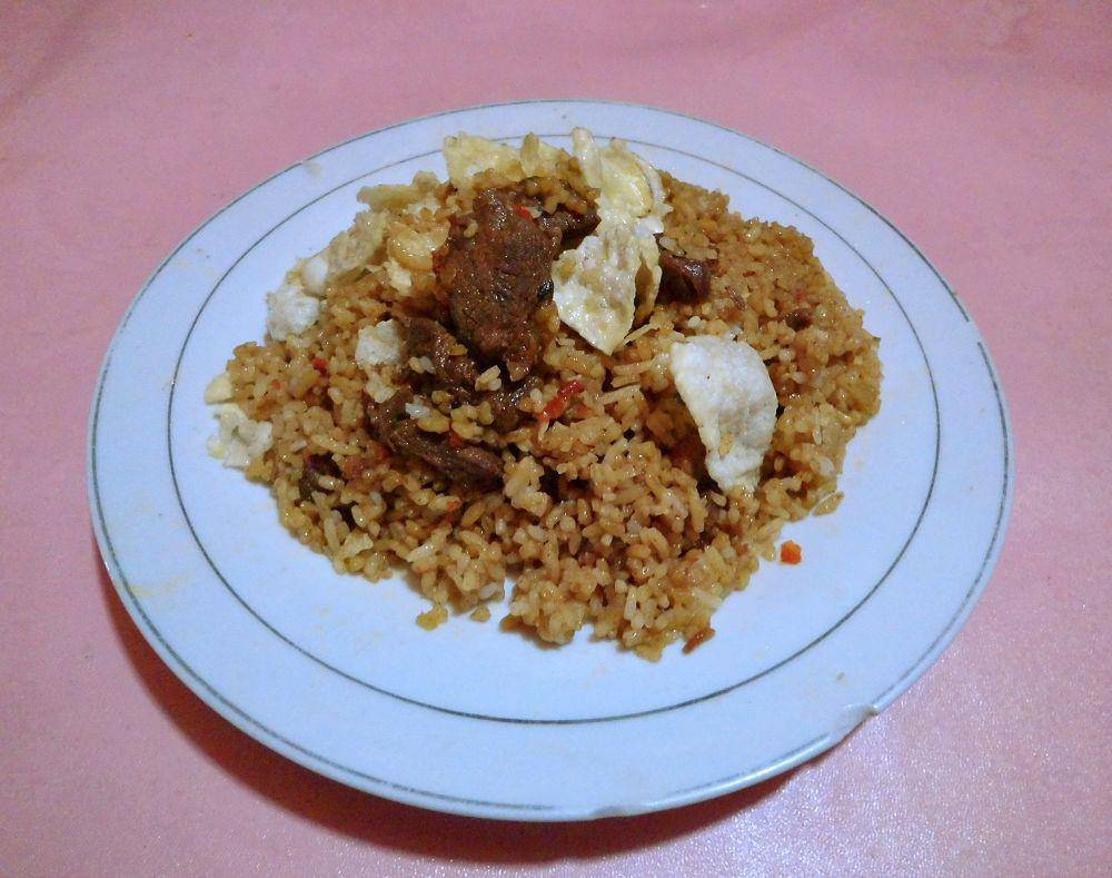 Ilustrasi Nasi Goreng Kebon Sirih (https://en.m.wikipedia.org/wiki/File:Nasi_Goreng_Kambing_Kebon_Sirih_Jakarta_3.jpg)