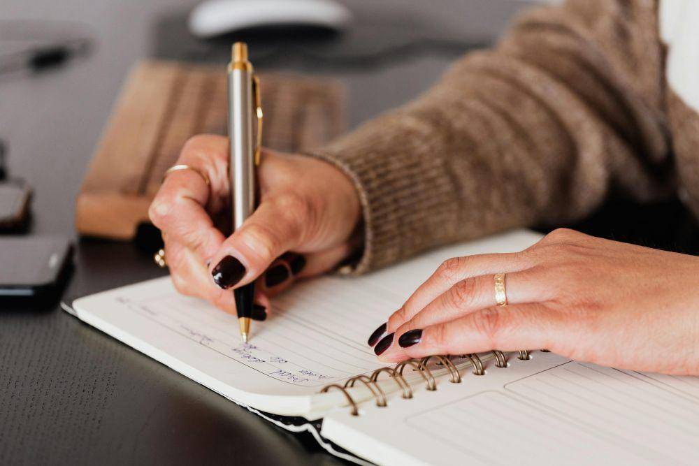 ilustrasi journaling (pexels.com/Karolina Kaboompics)