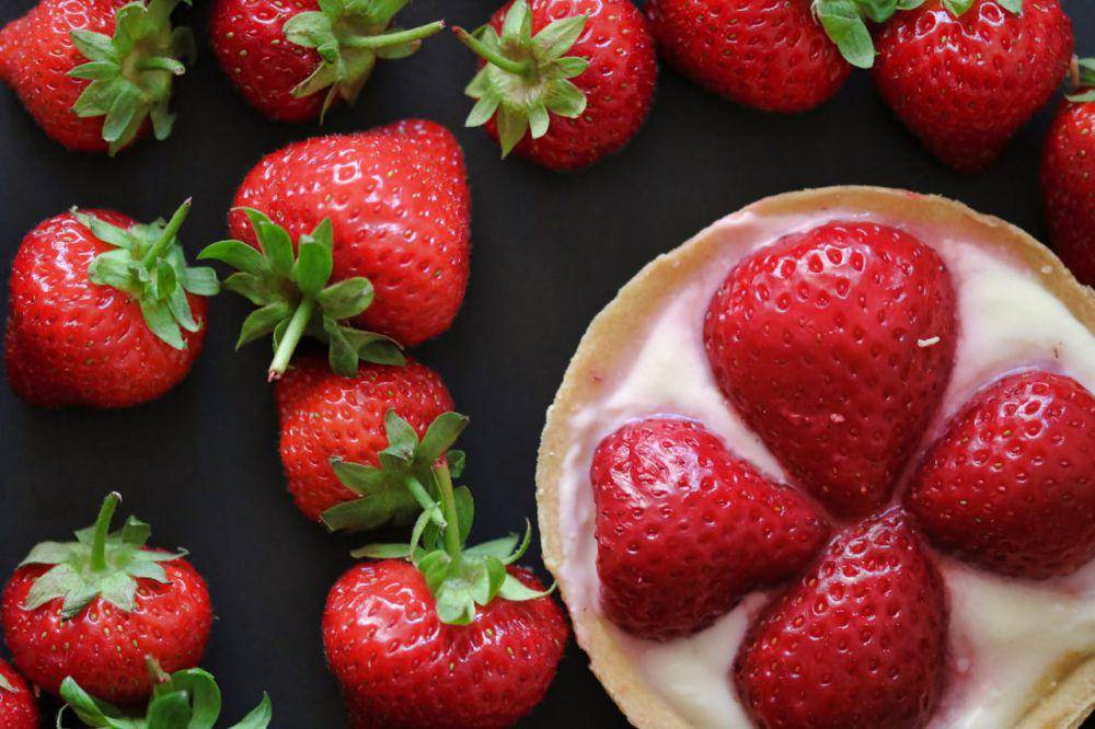 ilustrasi strawberry dan kue (pexels.com/Nick Collins)