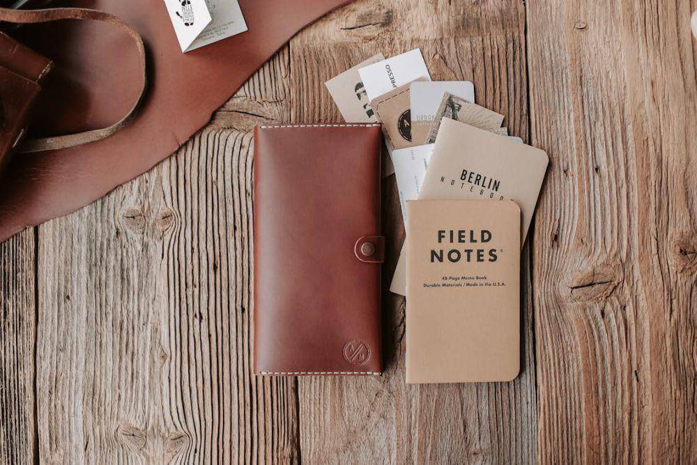 ilustrasi dompet kulit (pexels.com/Vlada Karpovich)