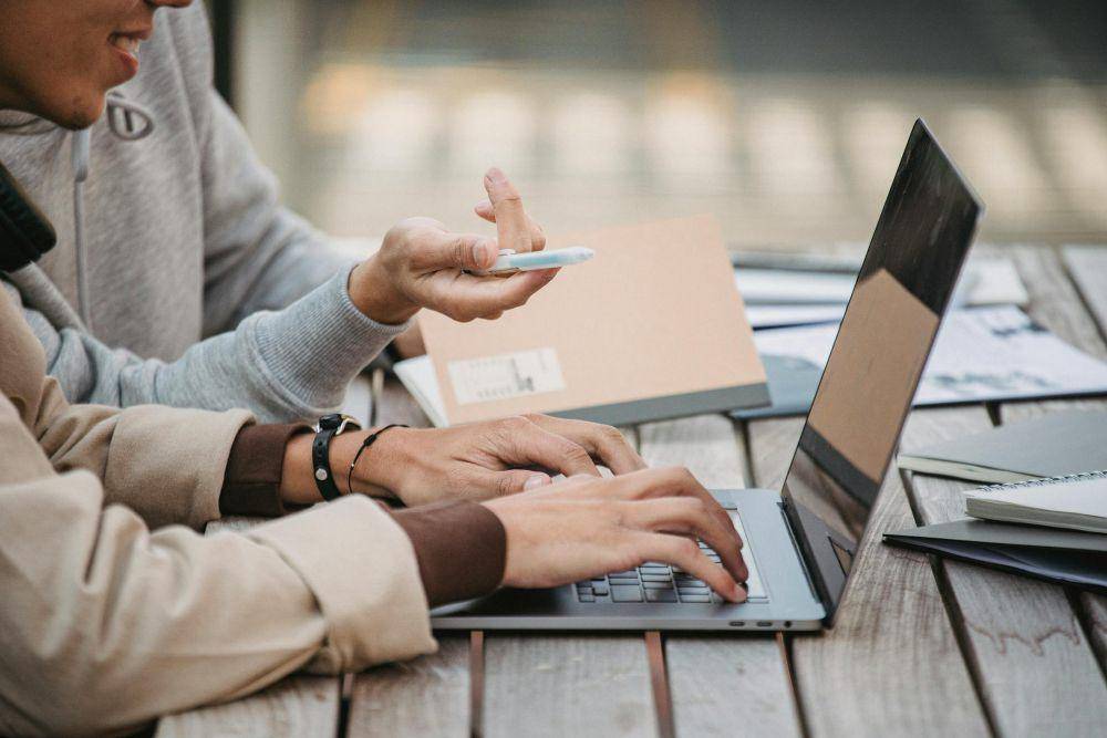ilustrasi seseorang sedang belajar online (pexels.com/Armin Rimoldi)