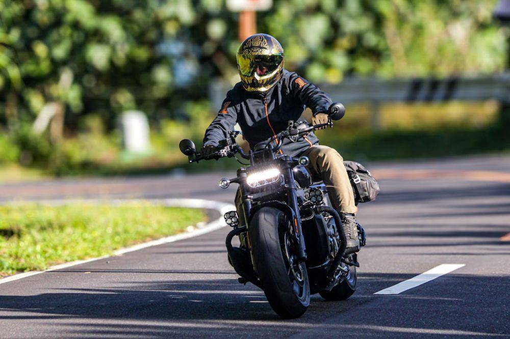 ilustrasi pengendara sepeda motor (pexels.com/Tiwi Riders)