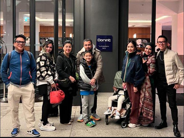 7 Momen Mama Rieta Nyusul Liburan Rafathar dan Rayyanza ke Berlin
