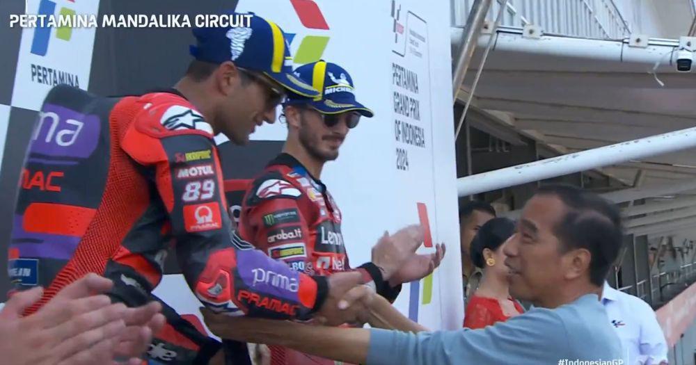 Jokowi Kasih Trofi ke Jorge Martin Usai Juara di Mandalika