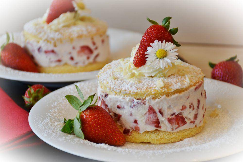 ilustrasi kue dengan strawberry cream (pixabay.com/-Rita-👩🍳 und 📷 mit ❤)