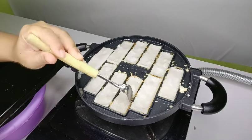 ilustrasi memanggang kue pancong tanpa santan (YouTube.com/Dapur Menul)