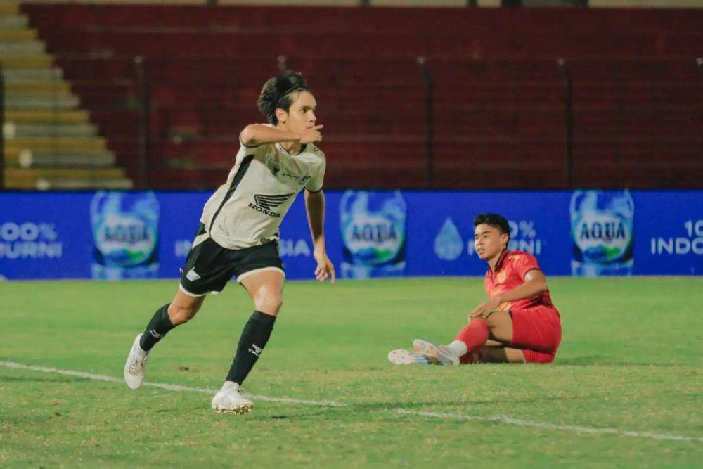 Pemain PSM Makassar, Victor Dethan (kiri), merayakan gol yang ia cetak ke gawang Persija Jakarta dalam pertandingan pekan ketujuh BRI Liga 1 2024/25 yang berlangsung di Stadion Sultan Agung Bantul pada Minggu 29 September 2024. (Instagram.com/psm_makassar)