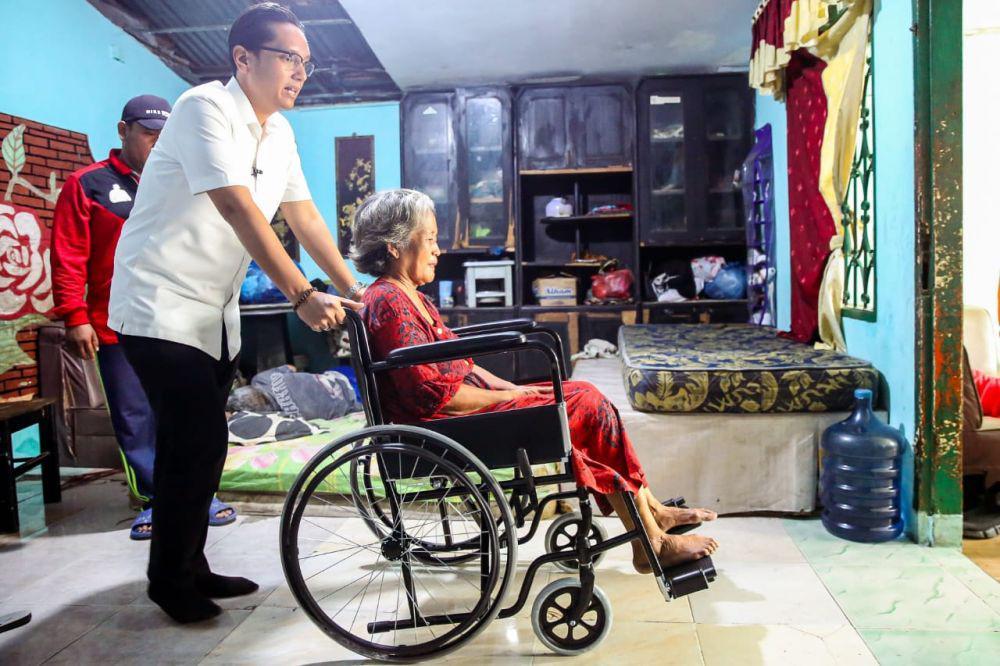 Istri Penderita Stroke di Medan Terharu dapat Kursi Roda