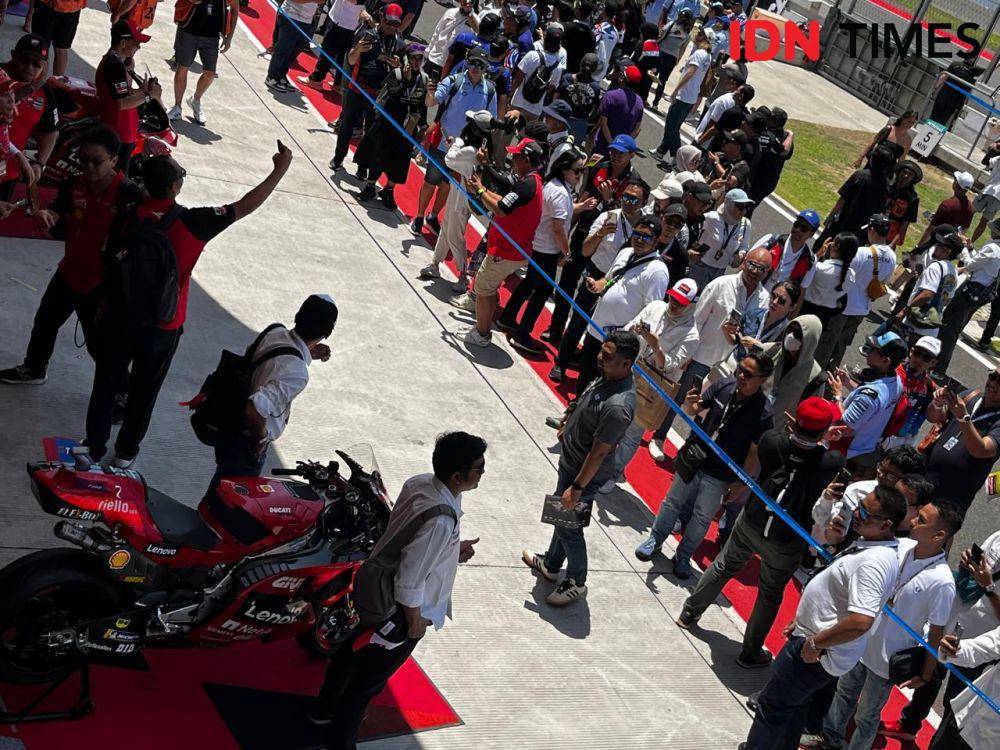 Fans foto bersama motor milik Francesco Bagnaia saat sesi rider fan parade di Sirkuit Mandalika, Minggu (29/9/2024). (IDN Times/Linggauni)