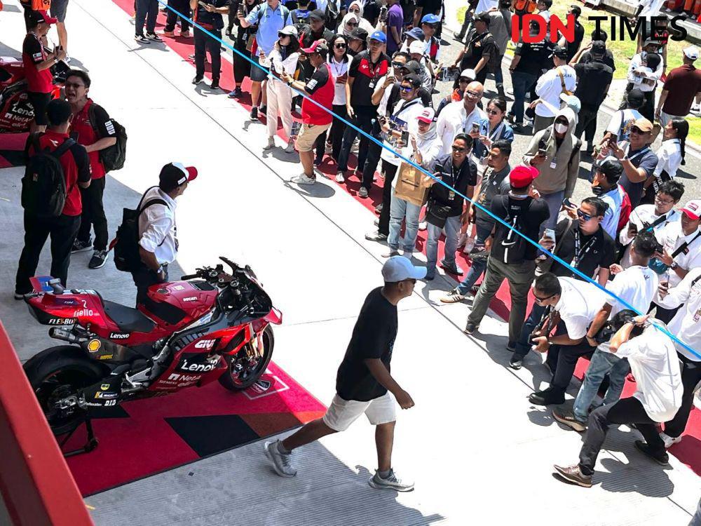 Fans foto bersama motor milik Francesco Bagnaia saat sesi rider fan parade di Sirkuit Mandalika, Minggu (29/9/2024). (IDN Times/Linggauni)