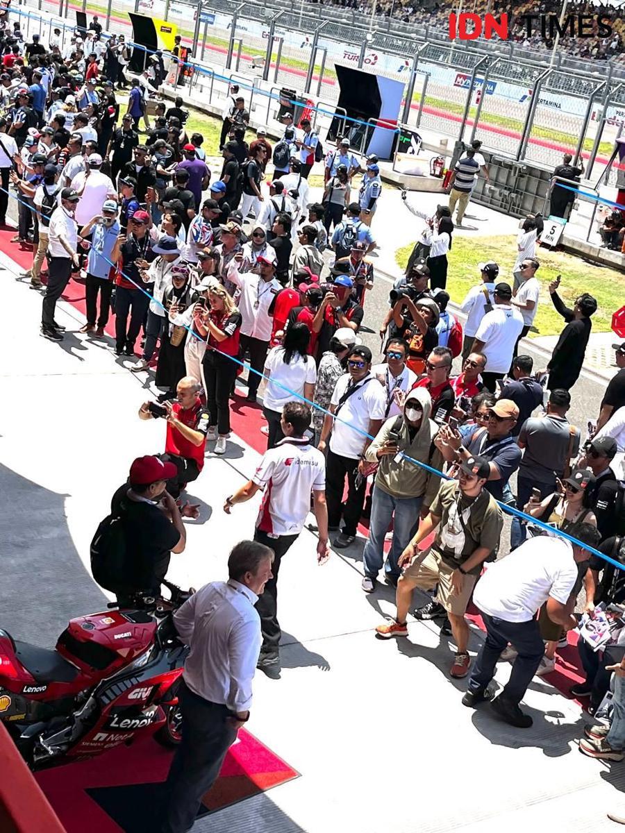 Fans foto bersama motor milik Francesco Bagnaia saat sesi rider fan parade di Sirkuit Mandalika, Minggu (29/9/2024). (IDN Times/Linggauni)