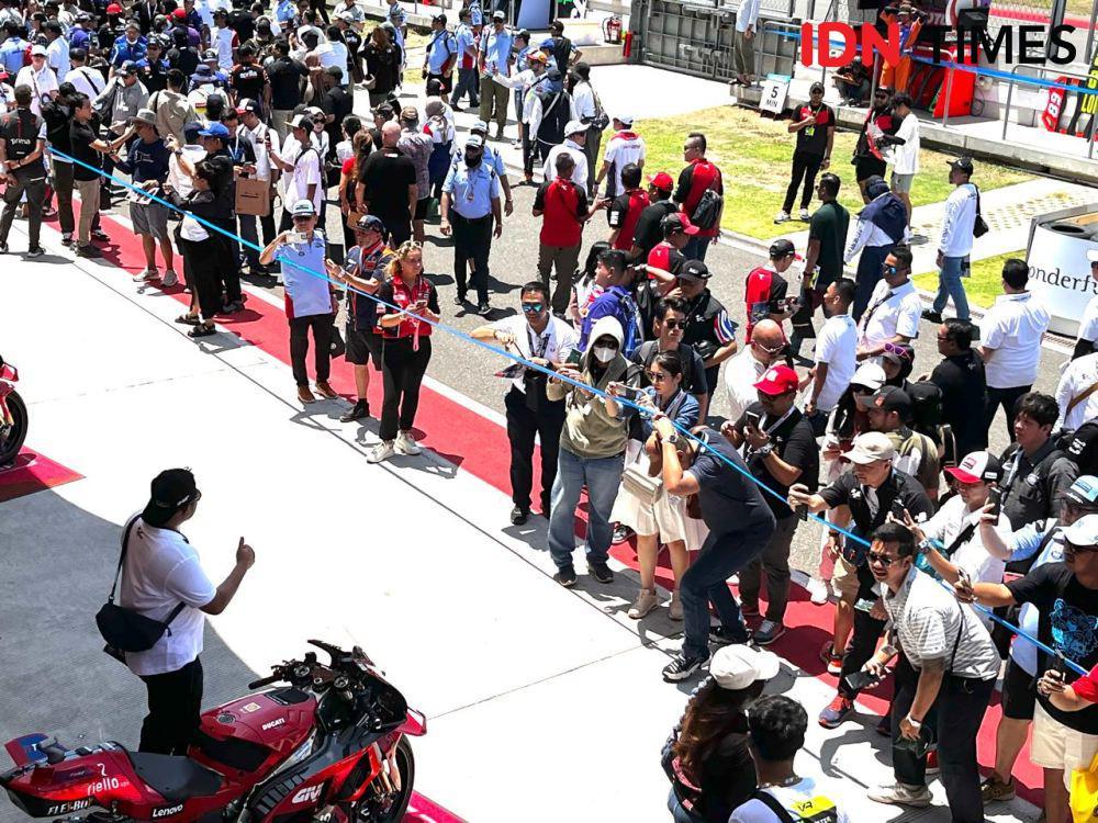 Fans foto bersama motor milik Francesco Bagnaia saat sesi rider fan parade di Sirkuit Mandalika, Minggu (29/9/2024). (IDN Times/Linggauni)