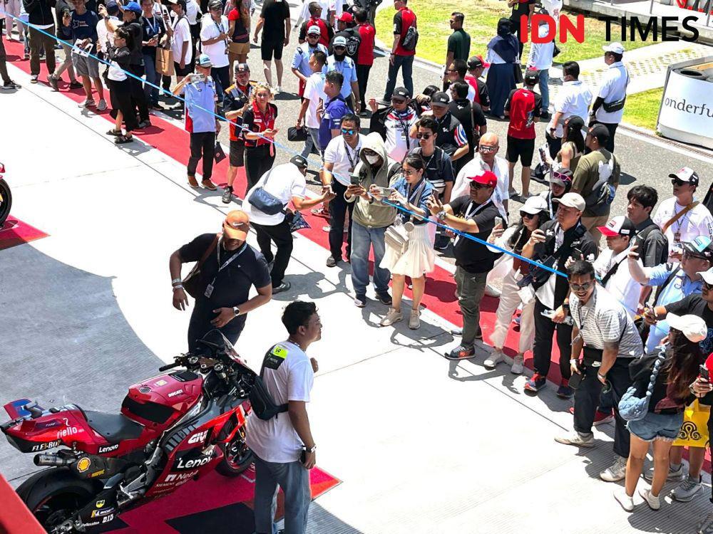 Fans foto bersama motor milik Francesco Bagnaia saat sesi rider fan parade di Sirkuit Mandalika, Minggu (29/9/2024). (IDN Times/Linggauni)