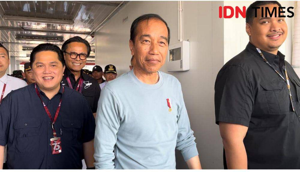 Presiden Jokowi menyaksikan race MotoGP Mandalika di Sirkuit Mandalika ditemani Menpora dan Menteri BUMN, Minggu (29/9/2024). (IDN Times/Linggauni)