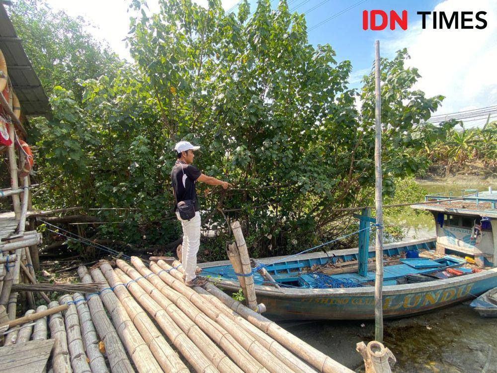 Nelayan Wonorejo, Mukminin saat menunjukkan perahunya. (IDN Times/Khusnul Hasana)