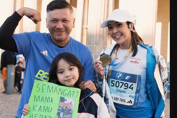 7 Potret Gading dan Gempi Jadi Suporter Gisel di Berlin Marathon