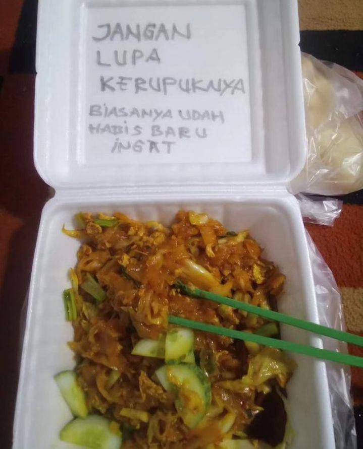 meme kerupuk (instagram.com/id.dagelan)