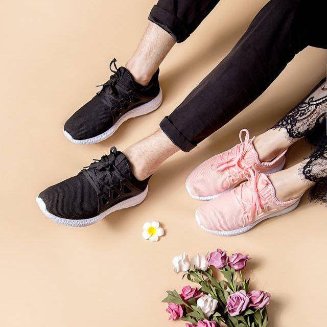 ilustrasi sedang memakai sepatu couple (pexels.com/Bella Zhong)
