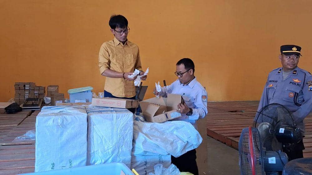 Distribusi logistik untuk Pilkada 2024. IDN Times/ Riyanto.