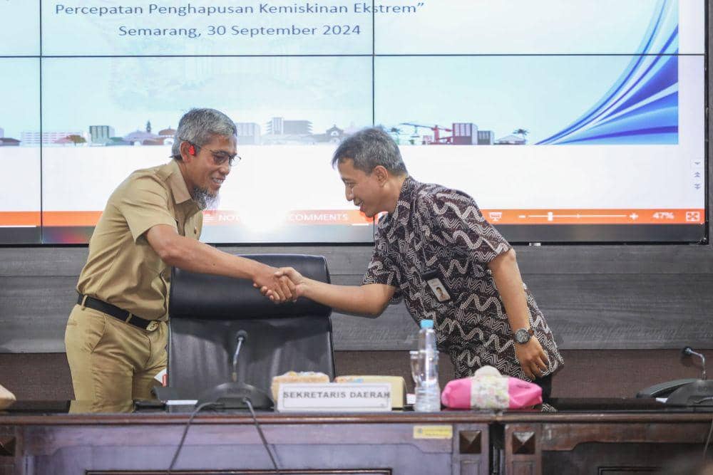 Sekda Jateng Sumarno bersalaman dengan Kepala Bappeda Jateng Harso Susilo. (IDN Times/Dok Humas Pemprov Jateng)