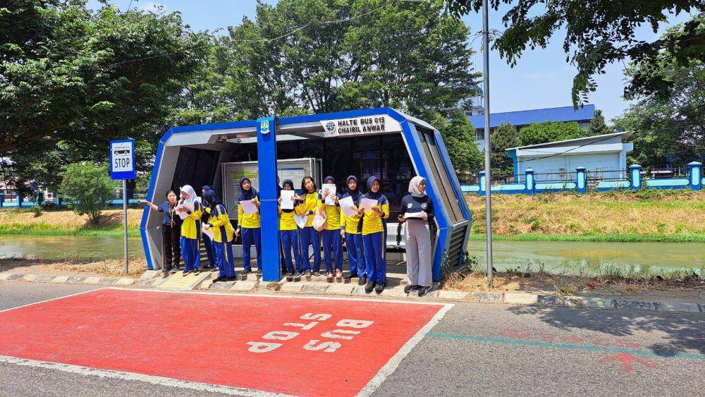 Para siswa diberikan pemahaman rambu-rambu lalu lintas (Bridgestone)