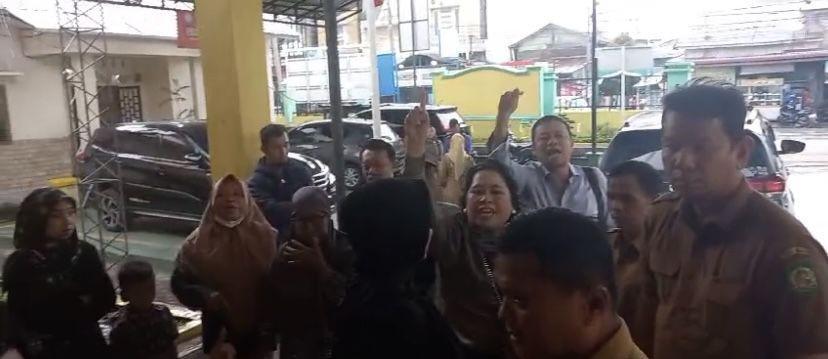 Emak-emak Geruduk Kantor Camat Medan Timur karena Pembangunan Komplek
