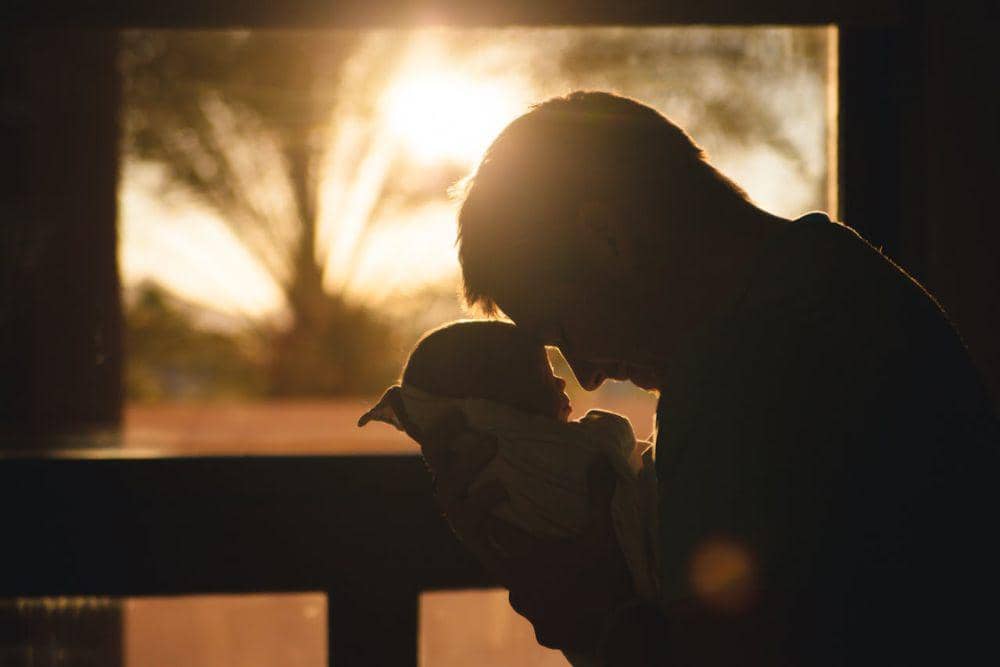 ilustrasi menggendong bayi (pexels.com/Josh Willink)