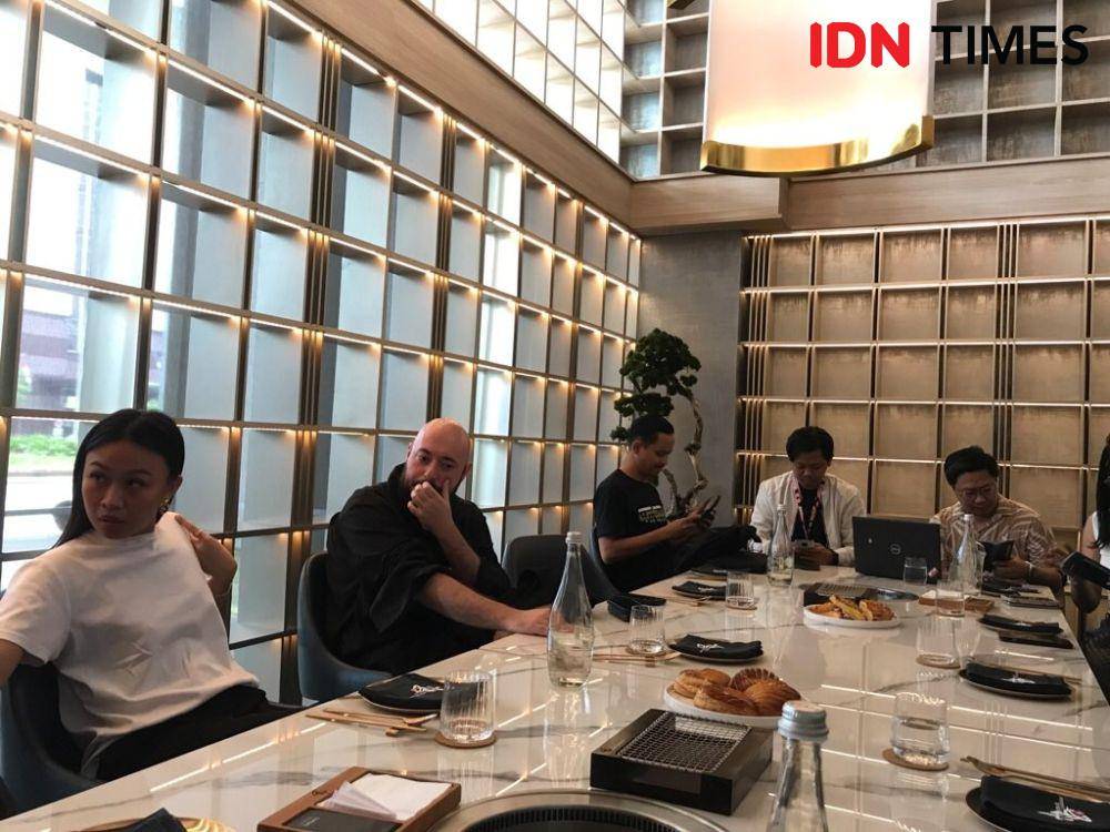 Potret Lev Kroll saat sesi wawancara di Jakarta Selatan. 30 September 2024 (IDN Times/Hani Safanja)
