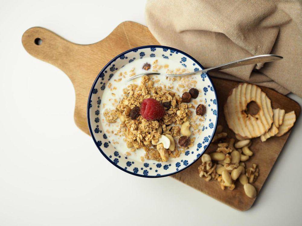 ilustrasi oatmeal dengan buah dan kacang (vecteezy.com/mateusz.feliksik212949)