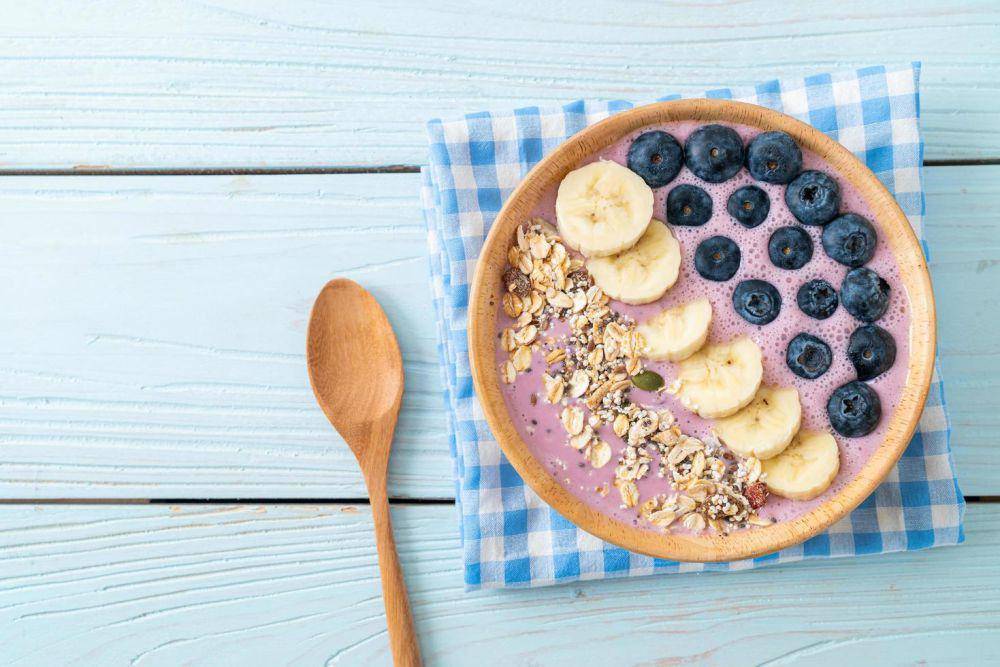 ilustrasi smoothie bowl dengan topping crunchy (vecteezy.com/topntp26)