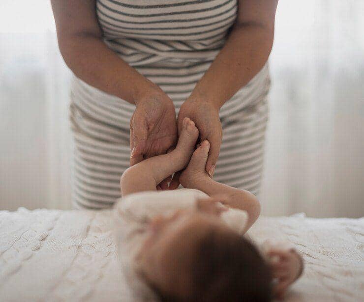 ilustrasi pijat bayi (freepik.com/freepik)