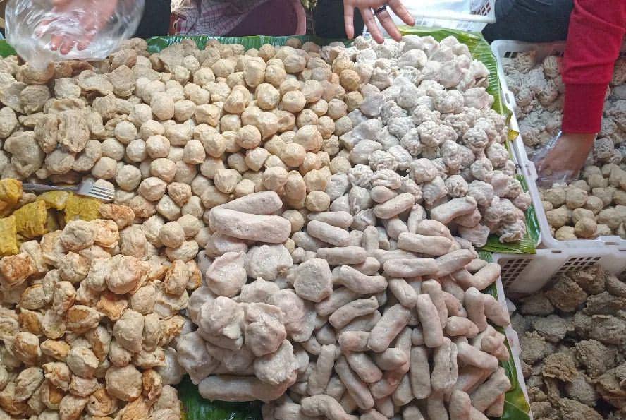 ilustrasi pempek tumpah di pasar 16 Ilir palembang (instagram.com/Wenny Gustila Se)