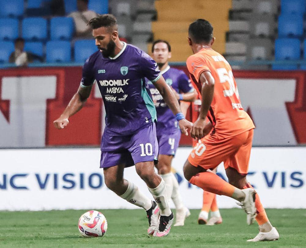 Pemain Persita Tangerang (ungu) dalam suatu pertandingan. (Instagram.com/persita.official)