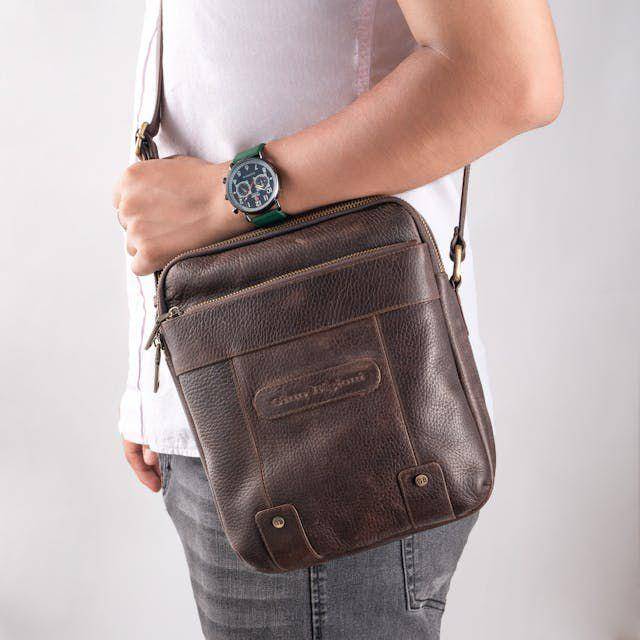 ilustrasi sedang memakai sling bag (pexels.com/José Martin Segura Benites)