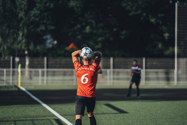Ilustrasi memakai kaos jersey (pexels.com/Omar Ramadan)