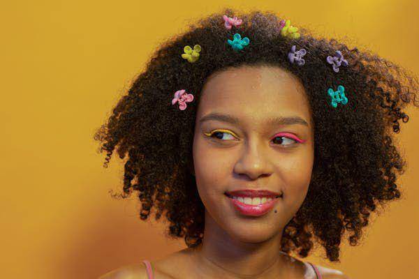 ilustrasi wanita memakai hair clip (pexels.com/Monstera Production)
