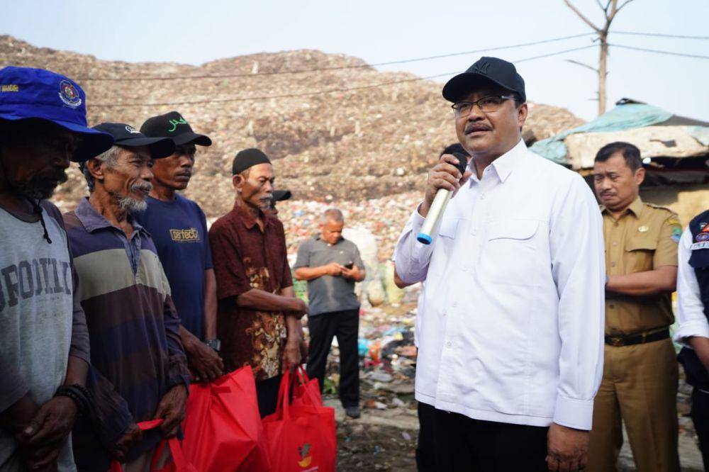 Mensos Saifullah Yusuf kunjungi Pemulung di Bantar Gebang Bekasi. (dok. Kemensos)