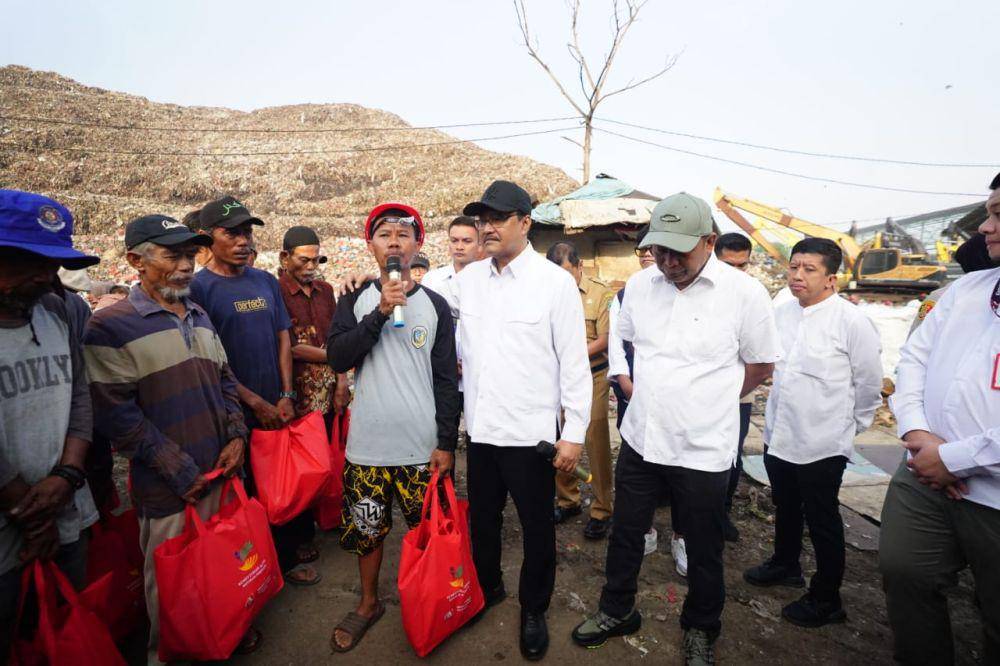Mensos Saifullah Yusuf kunjungi Pemulung di Bantar Gebang Bekasi. (dok. Kemensos)