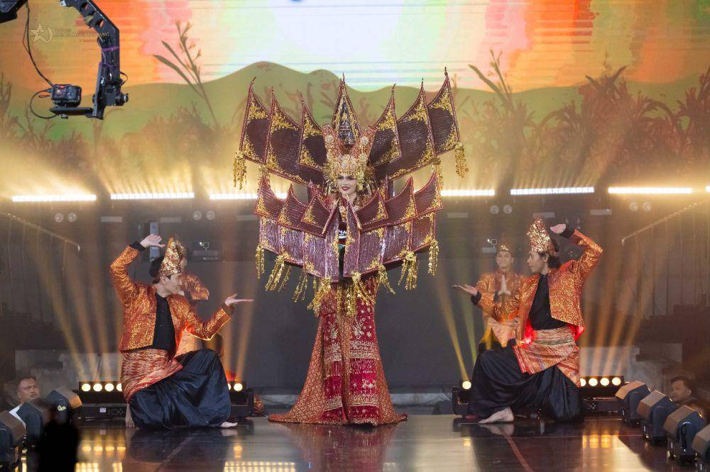 Potret Kostum Nasional Nova Liana di Miss Grand International 2024 (dok. Yayasan Dunia Mega Bintang)