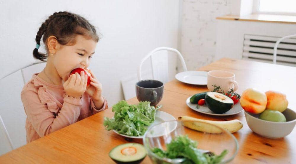 ilustrasi anak sedang makan (whizkidz.com)