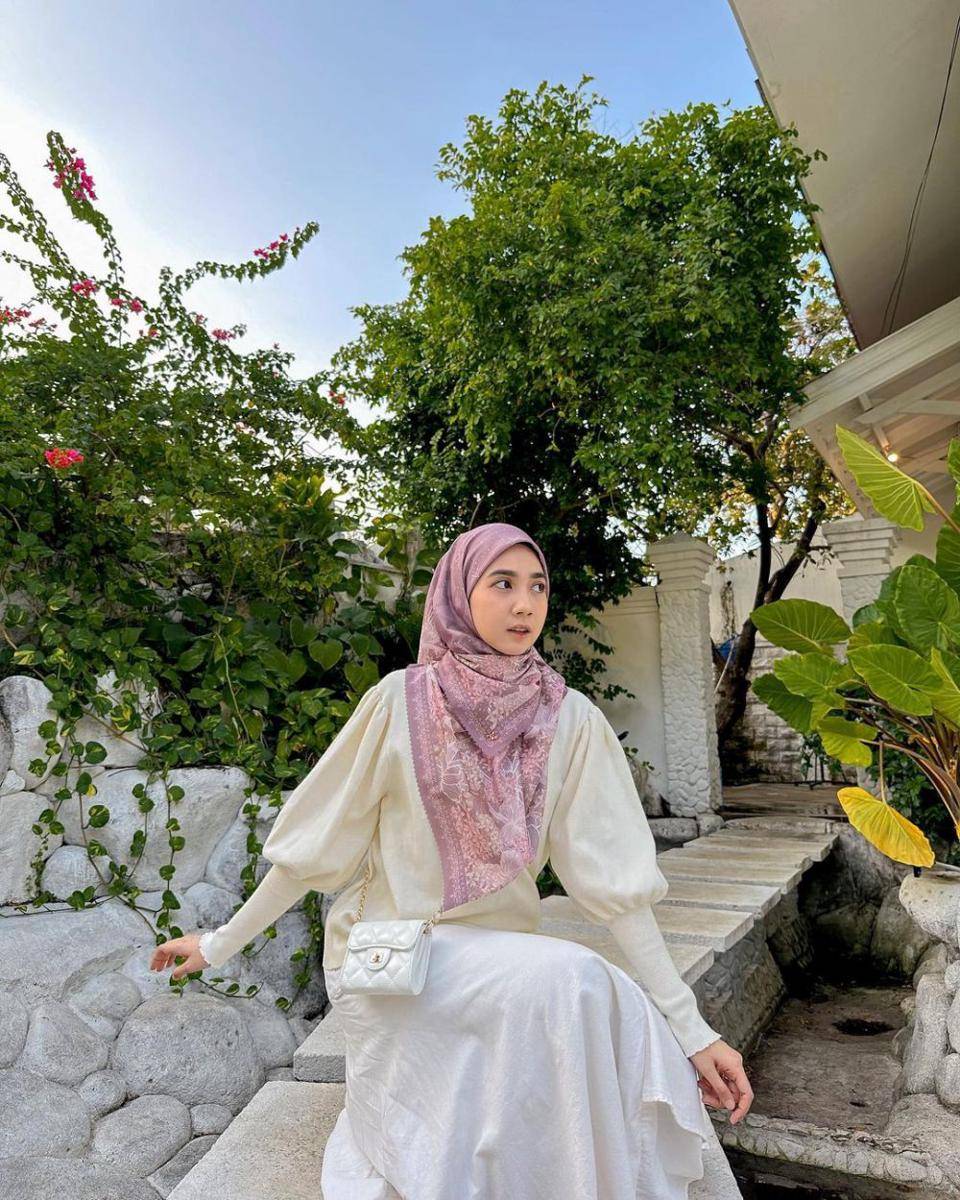 padu padan rok putih ala Richa Etika (instagram.com/richaeu)