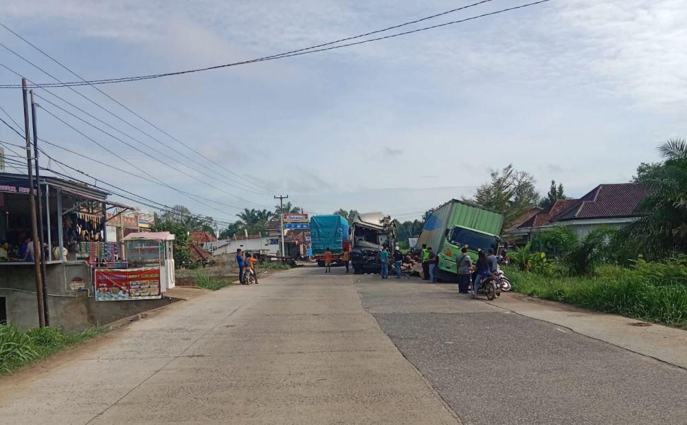 Bus Tabrak Truk di Jalintim Palembang-Jambi, 2 Orang Tewas